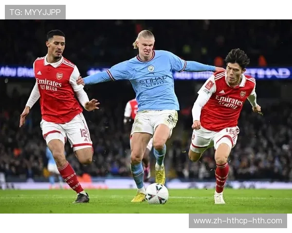 曼城2-0力克阿森纳问鼎联赛杯众将捧杯开怀庆祝荣耀时刻